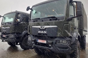 ЗСУ отримали вантажівки-позашляховики та «швидкі» від Європейського фонду миру – Генштаб