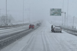 На Балканах через снігові бурі паралізований дорожній рух, тисячі людей без електрики