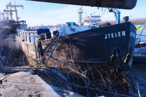 На Одещині врятували затонулу румунську баржу з українським зерном