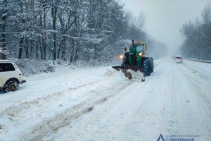 На Буковині випало до пів метра снігу, дорожники працюють цілодобово