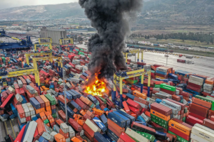 У порту Туреччини після землетрусу виникла пожежа 