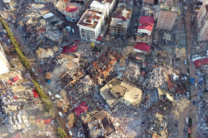 У постраждалих від землетрусу провінціях Туреччини оголосили надзвичайний стан