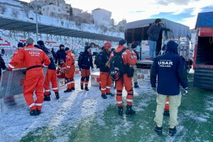 Польські рятувальники, які прибули до Туреччини, витягнули з-під завалів людину