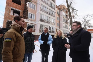 Французький режисер і українська тенісистка опікуватимуться ремонтом двох будинків в Ірпені