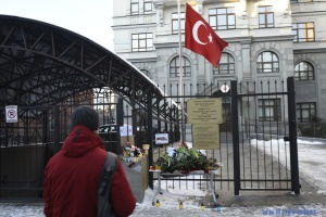 Ukrainians honor memory of victims of Turkey earthquake outside embassy in Kyiv