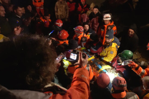 У Туреччині через 65 годин після землетрусу з-під завалів врятували ще двох людей