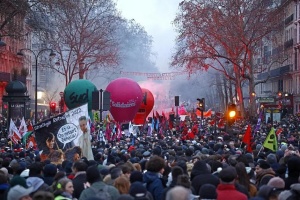 У Франції заарештували десятки людей на протестах після схвалення пенсійної реформи