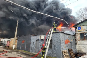 Rescuers localize fire in paints and varnishes warehouse in Kyiv