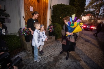La reine Sonja de Norvège lance les festivités de Fastelavn auprès d’Ukrainiens qui ont fui la guerre 