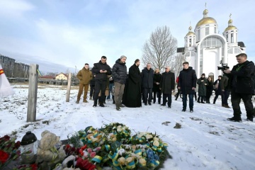 Presidente de Austria visita el lugar del entierro masivo en Bucha