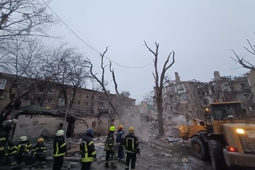 ロシア軍、ウクライナ東部クラマトルシクの集合住宅をミサイル攻撃　死者３名