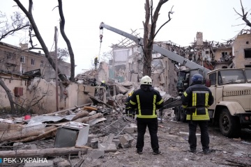 Raketeneinschlag in Wohnhaus: Rettungskräfte beseitigen Trümmer in Kramatorsk