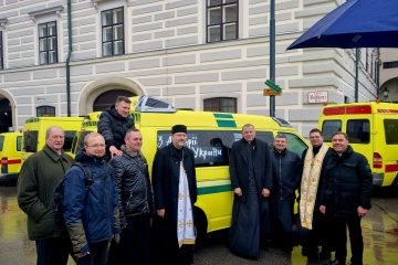 Українські УГКЦ в Австрії придбали для України автомобілі швидкої допомоги