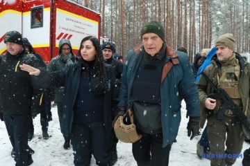 Borrell se reúne con zapadores que realizan operaciones de desminado en la región de Kyiv