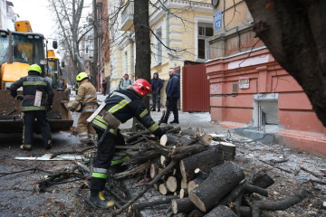 Raketenangriff auf Charkiw: Einsatzkräfte beseitigen Trümmer und suchen nach Opfern