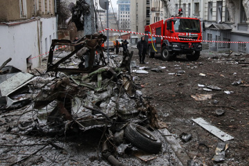 Raketenangriff auf Charkiw: Einsatzkräfte beseitigen Trümmer und suchen nach Opfern