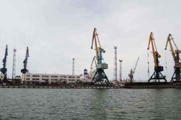 Rumänischer Lastkahn mit 860 Tonnen Getreide sinkt in Donauhafen Reni  