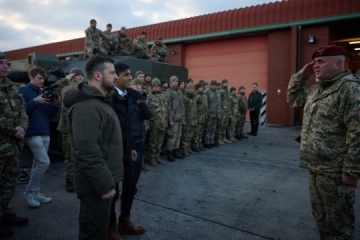 Zełenski i Sunak odwiedzili bazę w Wielkiej Brytanii, w której szkolą się ukraińscy żołnierze