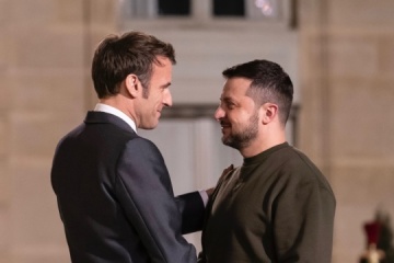 Macron entrega a Zelensky la Orden de la Legión de Honor