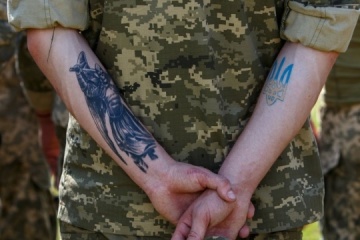 Rosyjski fejk o tatuażu we Lwowie - za symbole „faszystowskie” – sesja zdjęciowa z czołgiem „Leopard”

