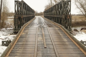 Eine weitere vorgefertigte Brücke aus Frankreich in Oblast Tschernihiw installiert