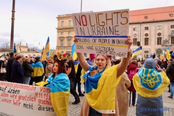 Etwa zweitausend Ukrainer demonstrierten in München
