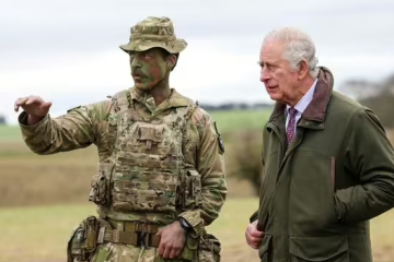König Charles III. besucht ukrainische Soldaten in Großbritannien