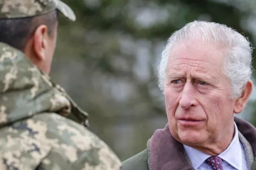 El rey Carlos visita el entrenamiento de soldados ucranianos en Inglaterra