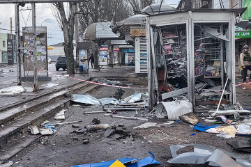 Seis muertos en un ataque ruso contra una parada de autobús y edificios residenciales en Jersón