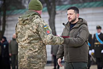 ゼレンシキー宇大統領、キーウ市内で軍人等に勲章授与　ロシア全面侵略から１年
