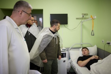 Zelensky y Morawiecki visitan a los defensores ucranianos en un hospital de Kyiv