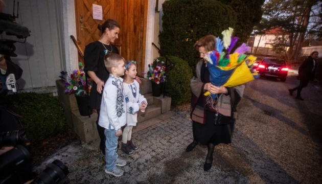 La reine Sonja de Norvège lance les festivités de Fastelavn auprès d’Ukrainiens qui ont fui la guerre 