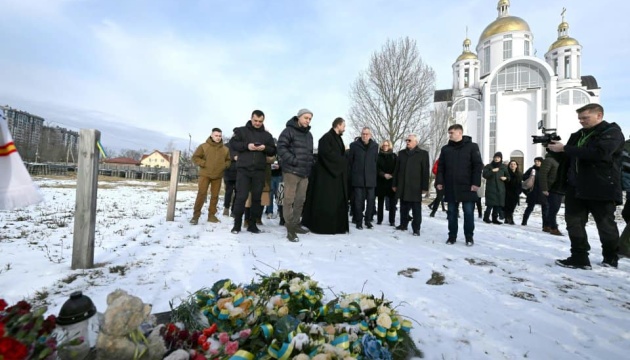 Presidente de Austria visita el lugar del entierro masivo en Bucha