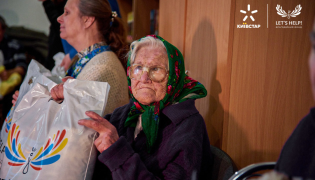Волонтери разом із Київстаром передали мільйон гривень на теплі речі літнім людям