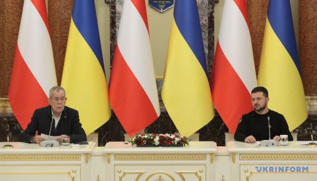 Volodymyr Zelensky accueille le président autrichien, Alexander Van der Bellen, à Kyiv 