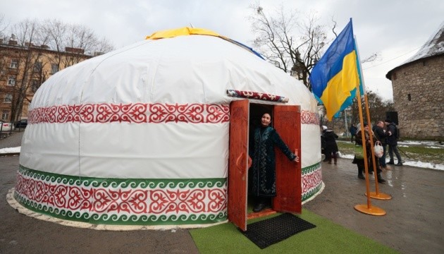 ウクライナ西部にカザフスタン人が住民支援施設「不屈のユルト」設置