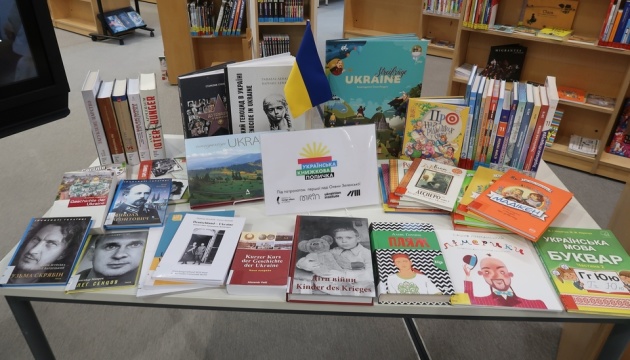 Посол Макеєв передав берлінській бібліотеці українські книжки