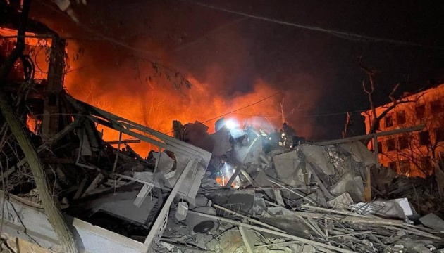 Bombardement de Kramatorsk : 3 morts, plus de 20 blessés, l'opération de recherche se poursuit