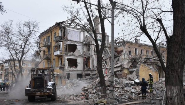 Bombardovanie Kramatorska: z trosiek budovy sa podarilo získať telo štvrtej obete