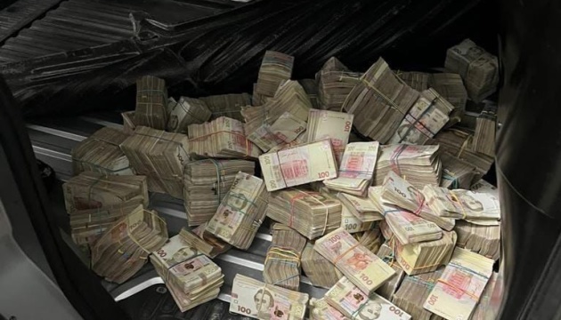 Українець намагався потайки ввезти з Польщі ₴9 мільйонів купюрами по 100 гривень