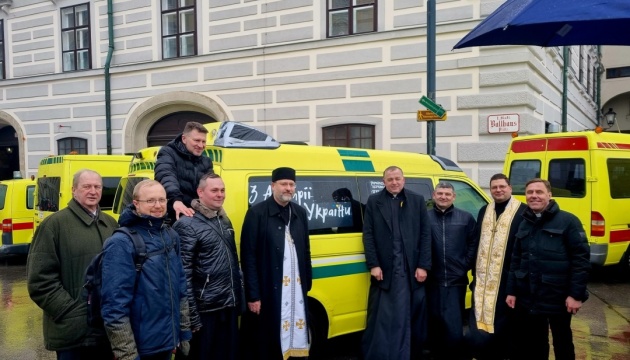 Українські громади УГКЦ в Австрії придбали для України автомобілі швидкої допомоги