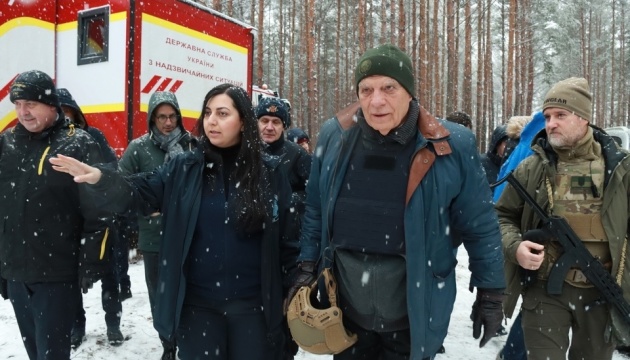 Borrell meets with Ukrainian sappers in Kyiv region