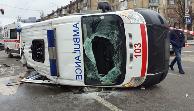 У Києві сталась аварія за участю «швидкої», постраждали водій і фельдшер