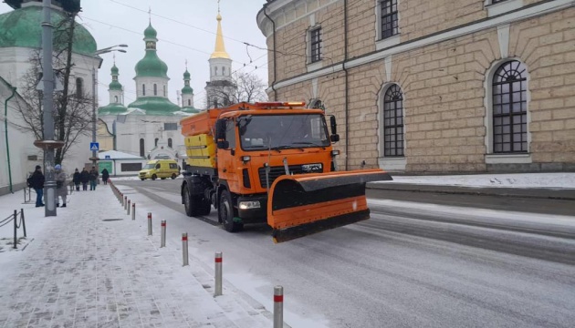 Через сніг у Києві водіїв просять не паркуватися на узбіччях доріг