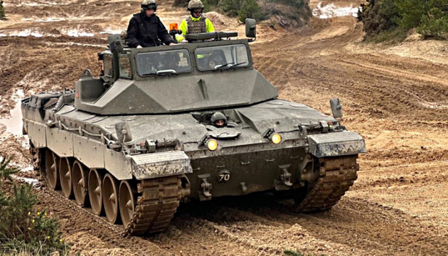 Britisches Verteidigungsministerium zeigt Ausbildung ukrainischer Soldaten an Challenger-2-Panzer