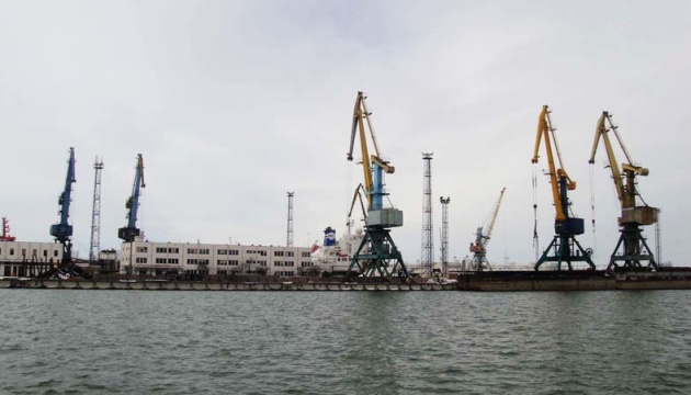 Rumänischer Lastkahn mit 860 Tonnen Getreide sinkt in Donauhafen Reni  