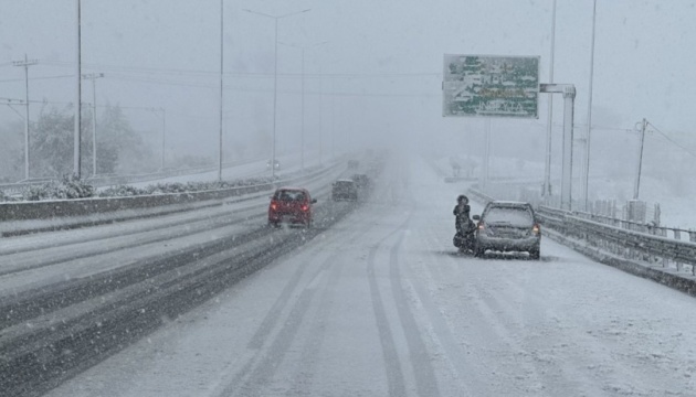 На Балканах через снігові бурі паралізований дорожній рух, тисячі людей без електрики