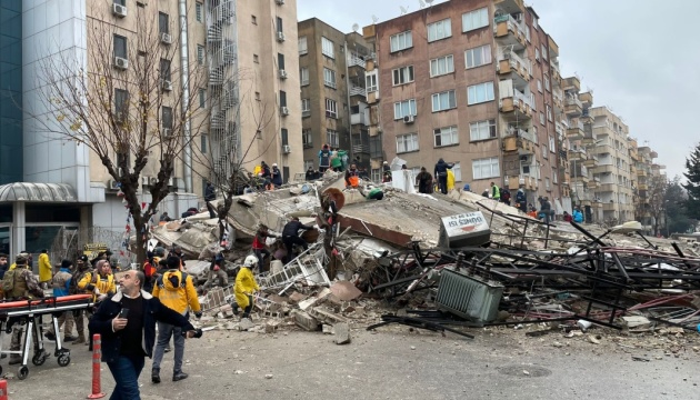 Medios turcos muestran cómo una mujer ucraniana y su hijo fueron rescatados de entre los escombros