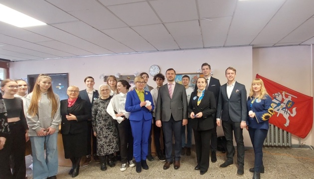 Посол України разом з міністром освіти Литви відвідали українські школи у Вільнюсі