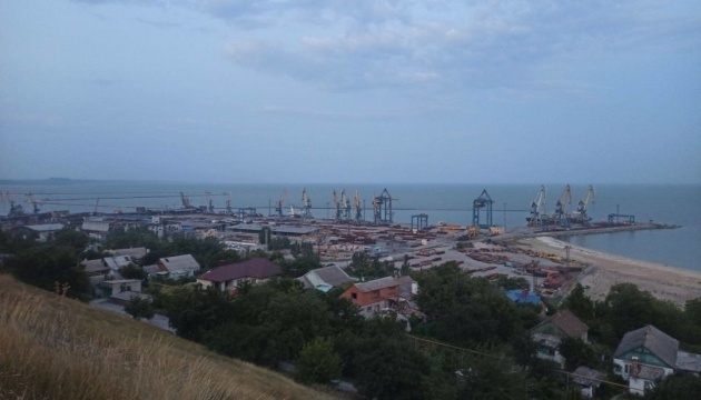 Invasoren verlegen Technik und Militär zum Hafen von Mariupol